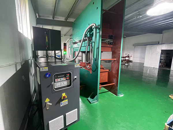 汽車腳墊生橡膠片材硫化機(jī)油溫機(jī)——應(yīng)用案例